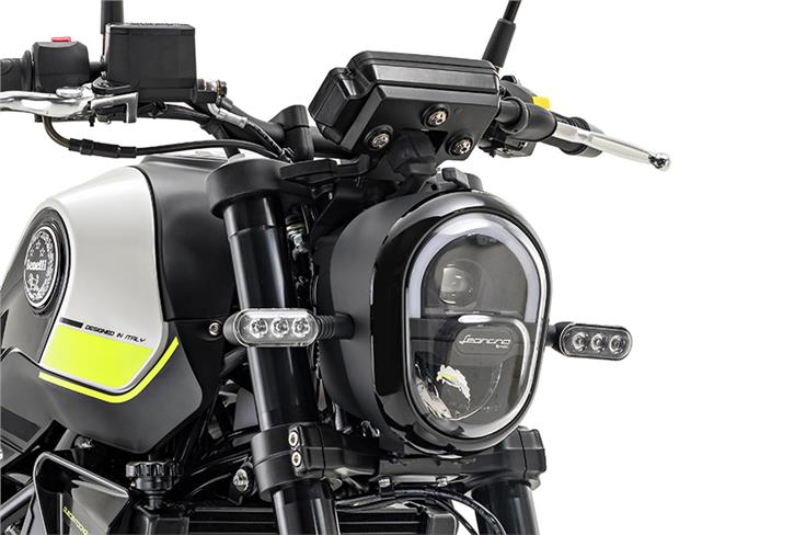 The Leoncino 250 gets a full-LED headlight that's styled like the one on the Leoncino 500.