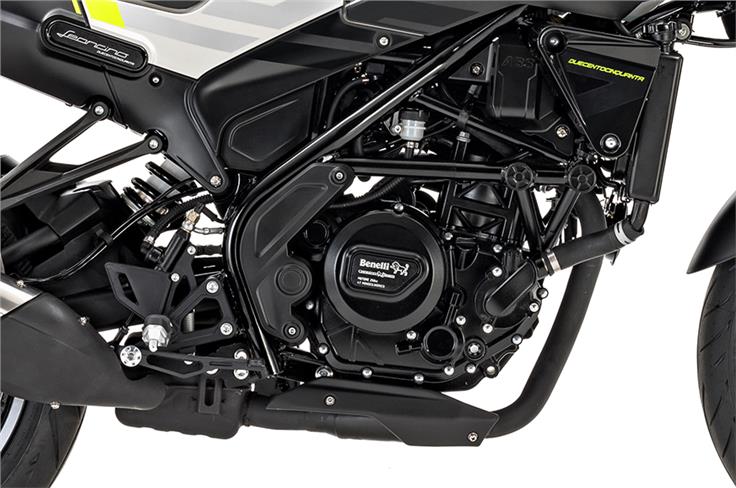 The 249cc single-cylinder engine makes 25.8hp at 9,250rpm and 21Nm at 8,000rpm.