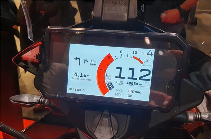 The TFT display shows that traction control will be switchable.