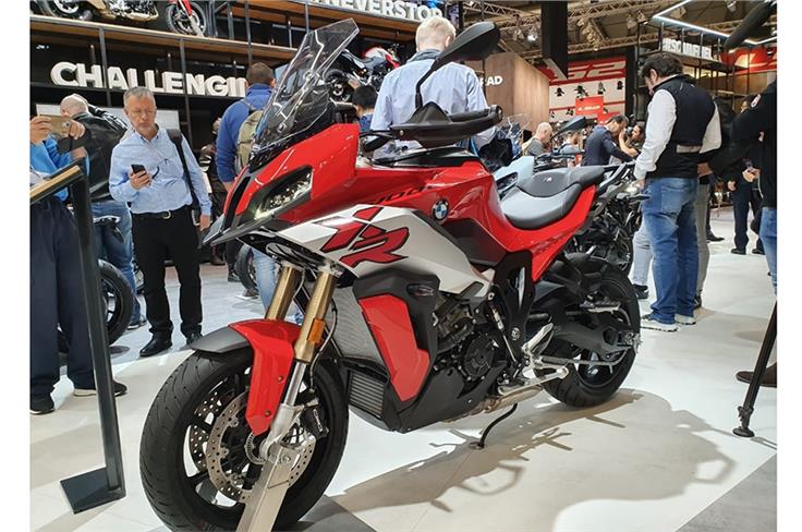 The updated S 1000 XR features an engine derived from the new S 1000 RR and is lighter and better equipped than the outgoing model.