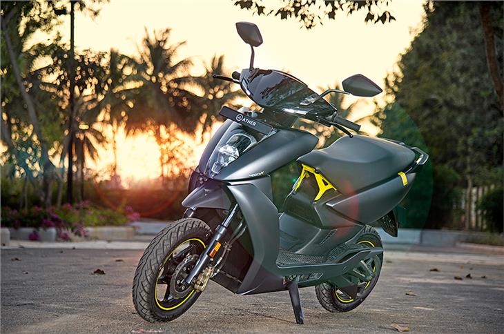The Ather 450X looks identical to the 450, however, one can opt for the X in either this matte grey shade, mint green or white.