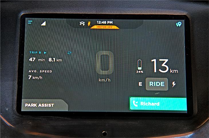 The new touchscreen instrument panel runs on Android Open Source with 4G connectivity. Bluetooth allows one to pair mobile phones, answer calls or listen to music via the Ather app.