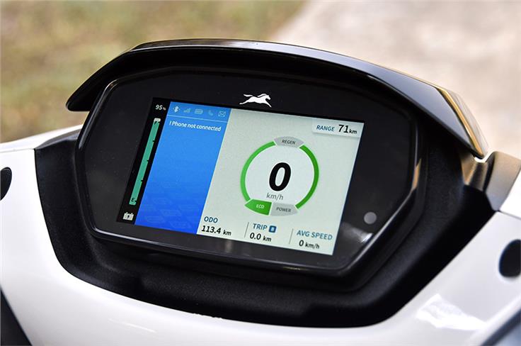The TFT instrument console on the e-scooter offers some smart features.
