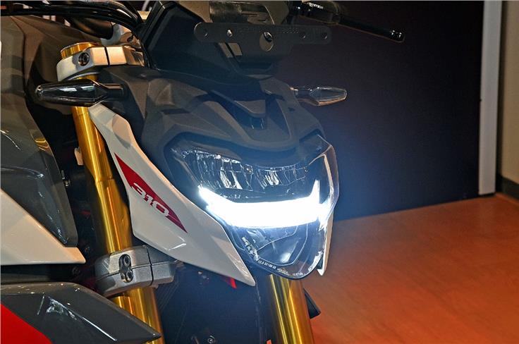 The headlight cluster looks much sharper on the BS6 G 310 R.