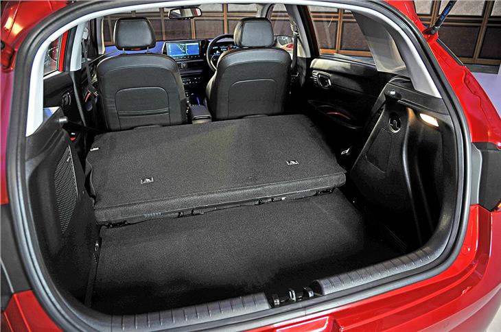 而311升的后备箱并不是同类产品中最大的；后排座椅可折叠以增加空间。