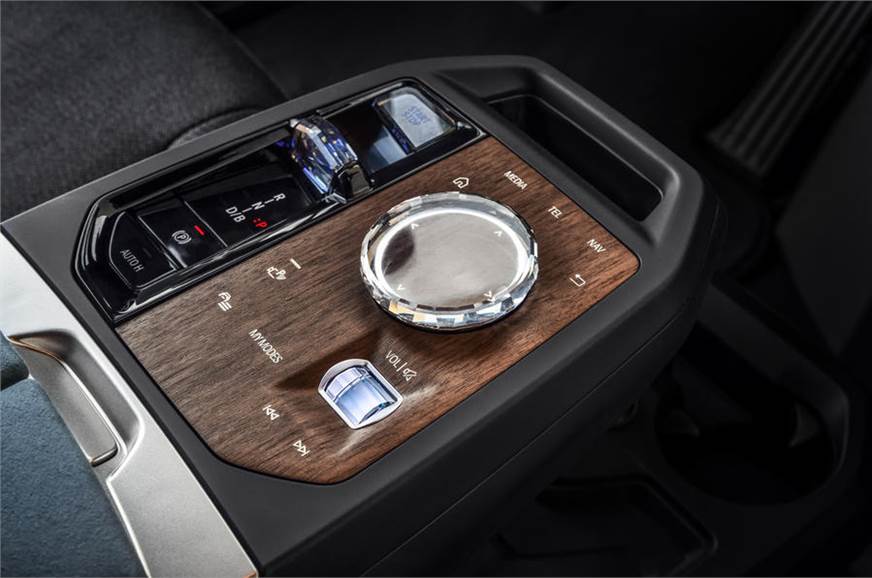 The gear selector toggle and iDrive controller are placed on the front centre armrest. There is no centre console.