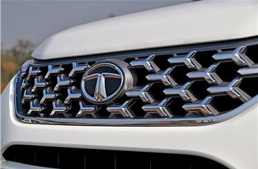 The chrome-finished grille is unique to the Safari as well.