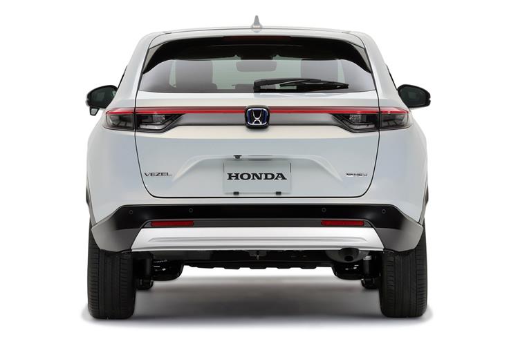LED light bars extend from the taillamps and converge on the Honda logo on the tailgate. 