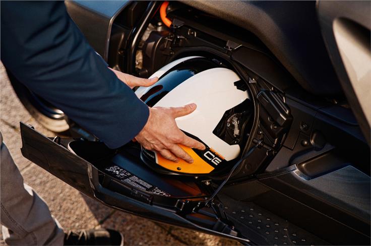 The side helmet compartment can be operated while seated.