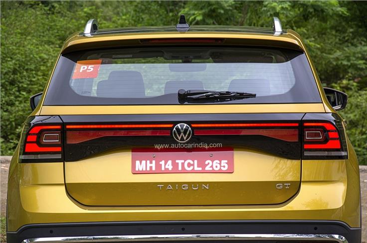 LED tail-lamps with lightbar looks distinctive.