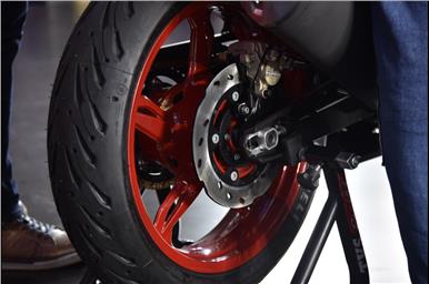 The Apache RR 310 continues to come shod with excellent Michelin Road 5 tyres.
