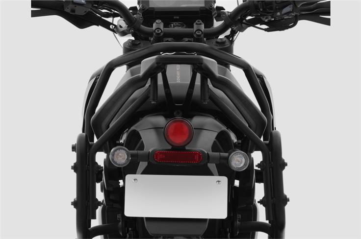 The rear of the bike is characterised by minimal round lights. The tail-lamp and indicators are also LED units.
