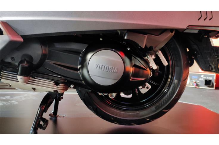 Power comes from a Piaggio-sourced liquid-cooled, 278cc single-cylinder engine producing 19hp and 22.5Nm.