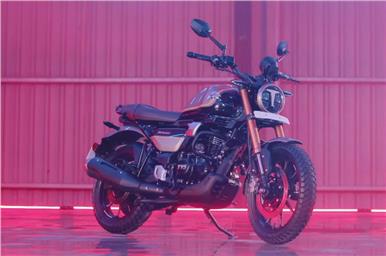 One of the highlights of the bike's appearance is the round headlight, which features a neat T-shaped LED DRL inside.