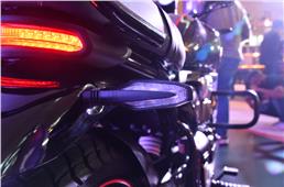All of the Ronin's illumination is of the LED kind, including the indicators. The LEDs have been combined with reflector elements for maximum effect.