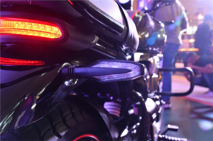 All of the Ronin's illumination is of the LED kind, including the indicators. The LEDs have been combined with reflector elements for maximum effect.