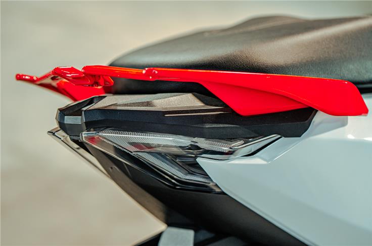 The tail-end also gets a sharp look, and the tail lamps bear some resemblance to the Ducati Panigale V4.
