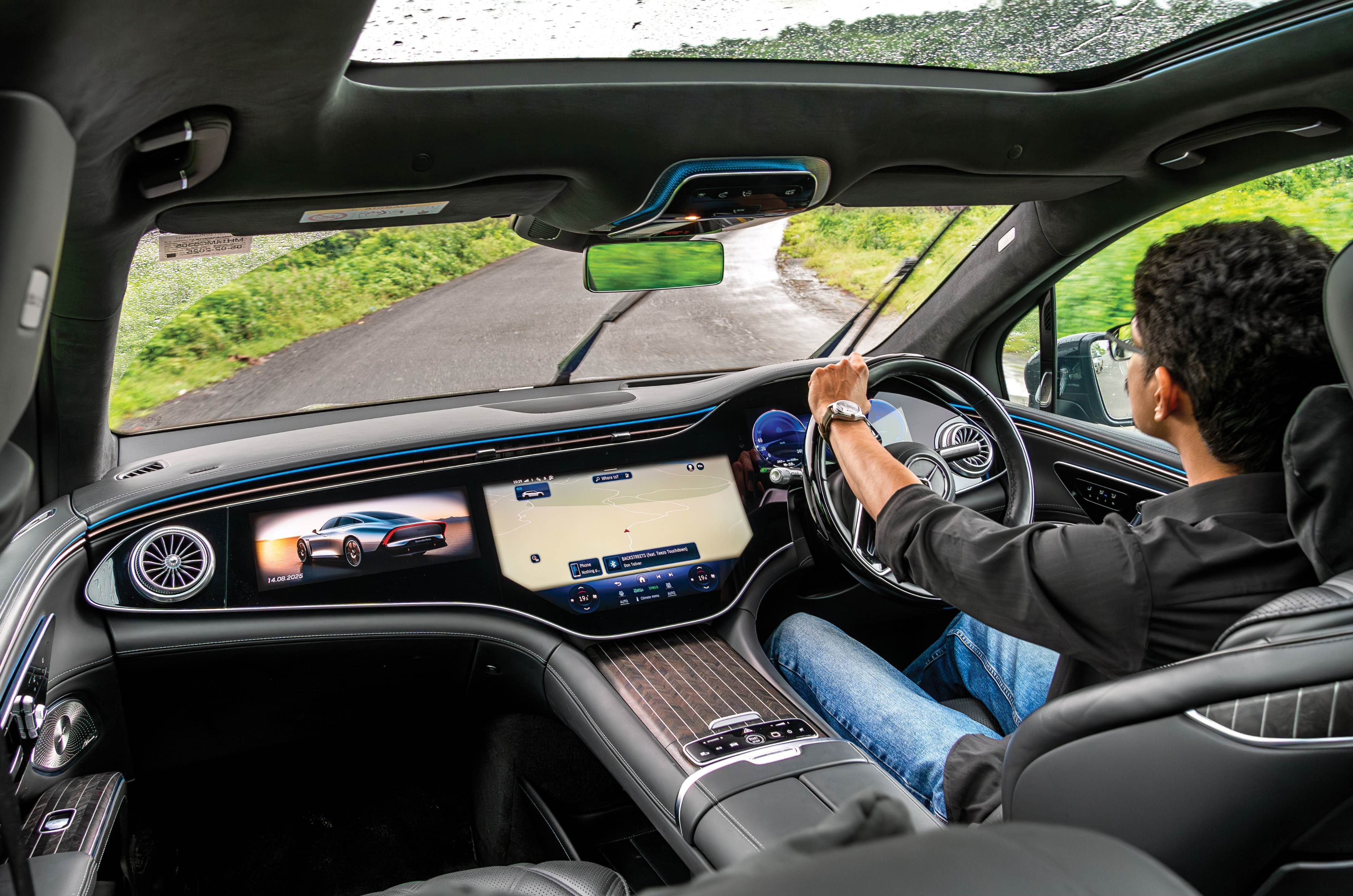 Mercedes-Maybach_EQS_SUV_680_Night_Series_Interior_Driving Mercedes-Maybach_EQS_SUV_680_Night_Series_Interior_Driving