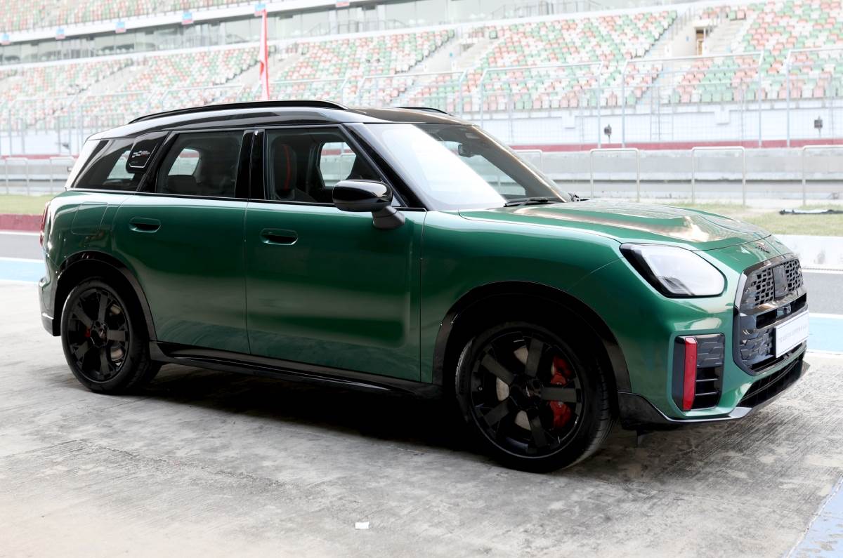 Mini Countryman JCW ALL4 front right side in pit lane at BIC Mini Countryman JCW ALL4 front right side in pit lane at BIC