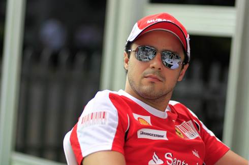 Massa stays with Ferrari