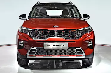 Upfront the Sonet get the signature Tiger Nose grille and LED headlights with ‘heartbeat’ DRLs.