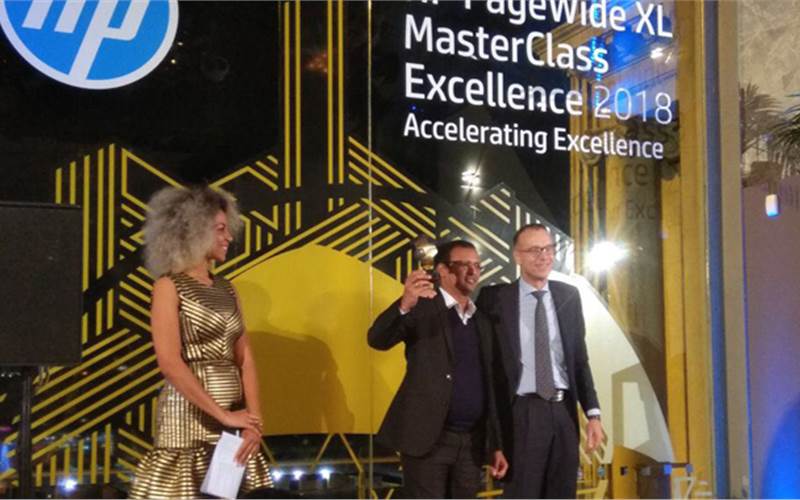 Khomne (receiving the award): "highest number of PageWide installations in India"