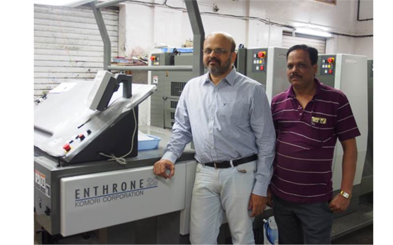 When Spectrum planned an upgrade of its ops, its choice of the brand was obvious. For this commercial print firm with its newly found packaging aspirations, the Enthrone became its first brand new press. According to (l) Vibhakar Vaidya, owner, Spectrum Offset, “This new generation machine is equipped with CIP4 and other automation. Running an offset press has become hassle-free,” he said