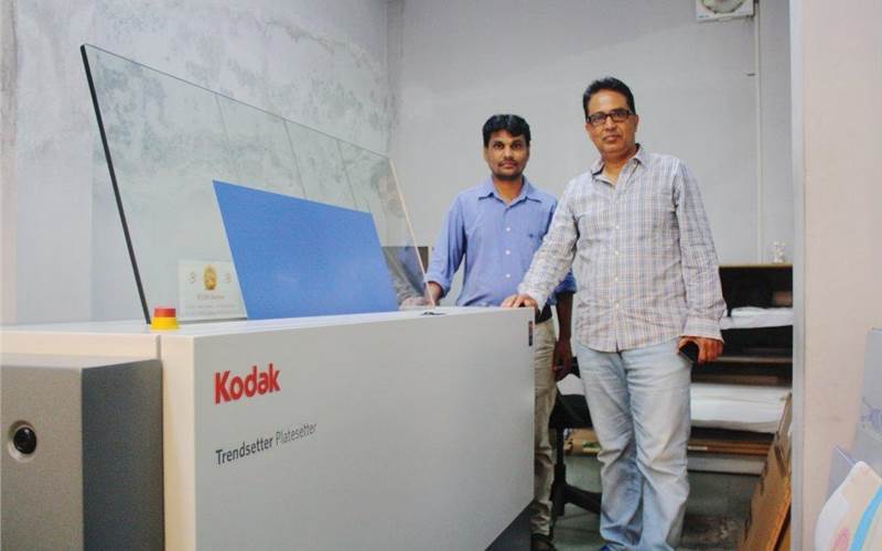 Delhi-based Pearl Printers has recently installed an eight-up Kodak Trendsetter platesetter. The kit, which can produce plates up to 28x40-inch, now replaces the company’s existing Screen CTP. (r) According to Ashwani Thapar, proprietor at Pearl, his company produces more than 250 plates in a 24-hour production shift and needed a heavy-duty processor. Thapar found a solution in the Kodak Trendsetter