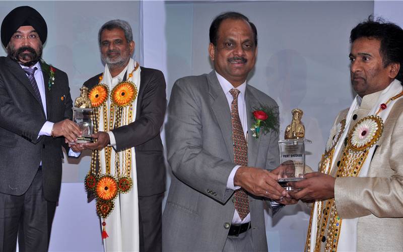 (l-r) Narendra Parmar and Dhanvi Rasiklal Shah being felicitated at the ceremony