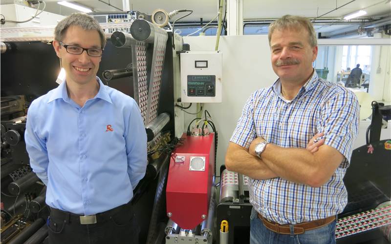 Johan Lievens (left), quality manager at Reynders Etiketten, and Erik Hoving (right), sales manager at EyeC Benelux, in front of the EyeC ProofRunner 450