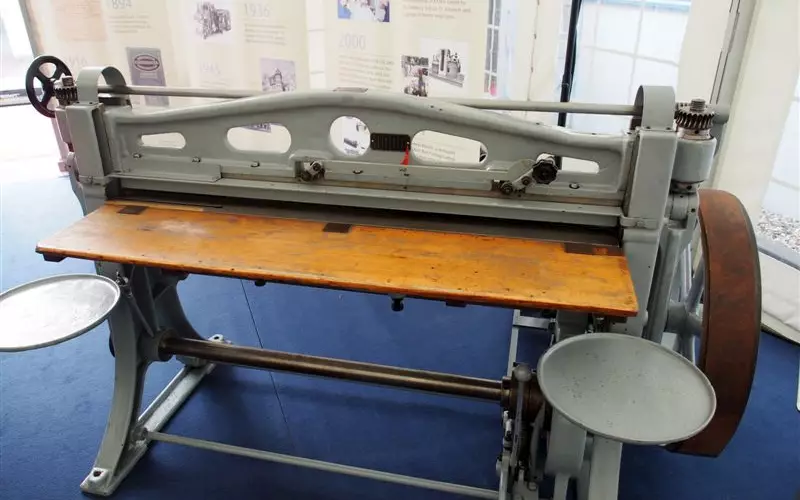 Scamag, the predecessor of Kama were the inventors of modern kind of creasing line for folding carton boxes. The machine (in the picture) is of a combined bend and compress machine built in 1933