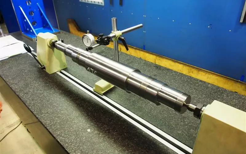 "If you want to produce quality parts, you should be able to measure them," says Steffen Pieper. In the picture is a measuring tool to check the uniformity of a shaft. The entire testing is done whilst mounted on a granite base