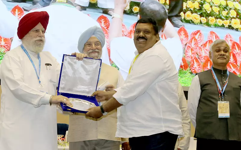 KR Pramod, chief manager, public relations, Mathrubhumi Group received the award from union minister SS Ahluwalia