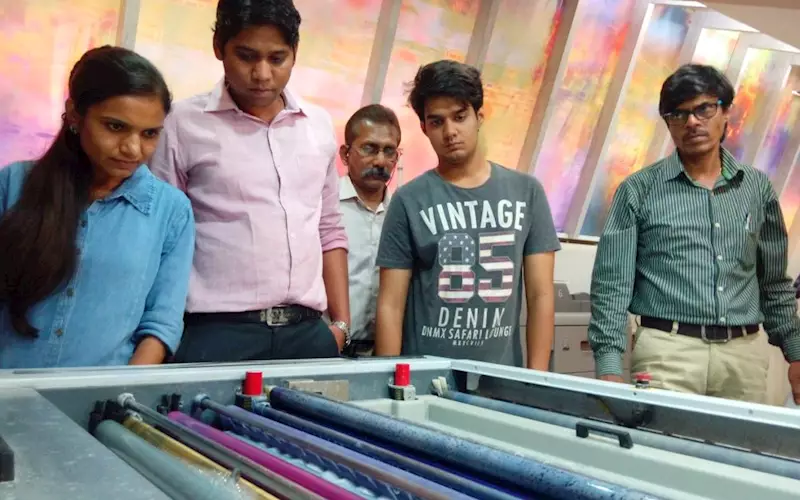 <i>PrintWeek India</i> team members grasp the plate cleaning process