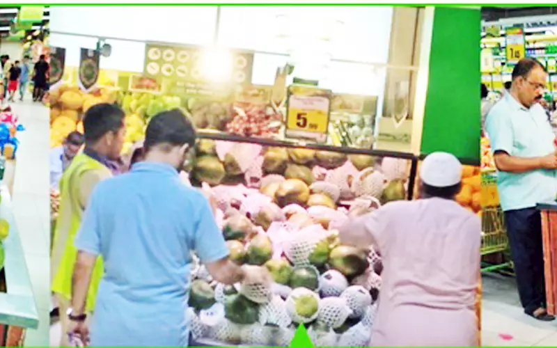 Indian papayas being sold in Dubai market