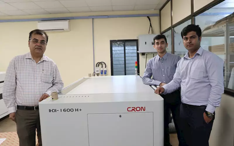 Jatin Udeshi (l) with his son Harsh (r) and Akshat Pardiwala of Nippon Color, with India’s second Cron HDI-1600H+ kit