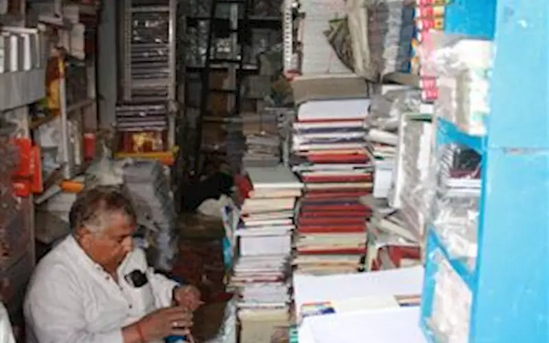 One of Chawri Bazaar's paper vendors overseeing an outgoing order
