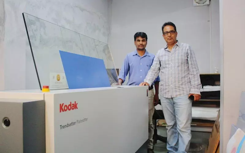 Delhi-based Pearl Printers has recently installed an eight-up Kodak Trendsetter platesetter. The kit, which can produce plates up to 28x40-inch, now replaces the company’s existing Screen CTP. (r) According to Ashwani Thapar, proprietor at Pearl, his company produces more than 250 plates in a 24-hour production shift and needed a heavy-duty processor. Thapar found a solution in the Kodak Trendsetter