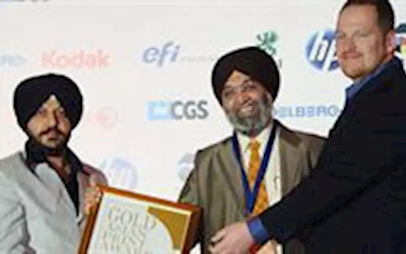 Singh (centre) receiving the Asian Print Innovative Award in 2010