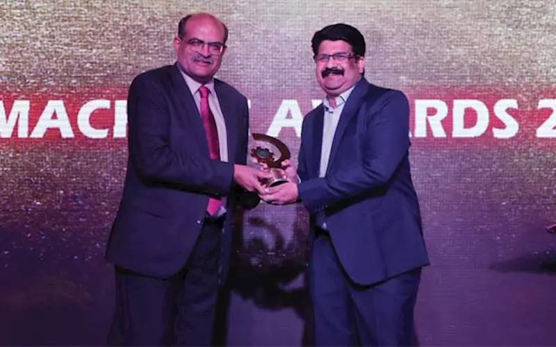 Naidu receiving the Packmachine award for its drop size testing machine