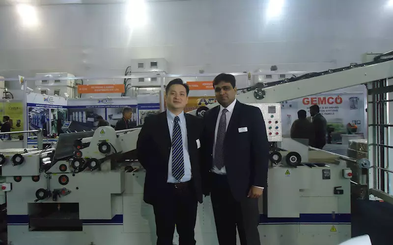 Andy Chang, Dingshung Machinery (l) with Nitin Garg of NBG at their stall