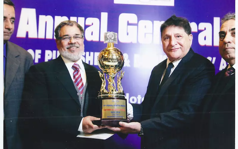 Ranjan Kaul, managing director, OUP India, receives the award
