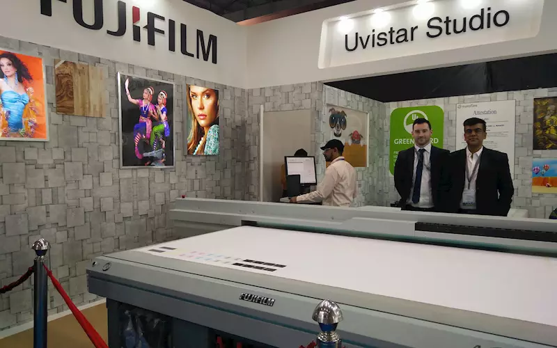Uvistar Hybrid 320 is a 3.2-metre UV production printer which is equipped with a combination of flatbed and roll printer