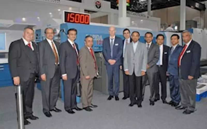 The management of Parksons Packaging, KBA and the Indian KBA sales partner Indo Polygraph Machinery in front of a Rapida 105 at Drupa.