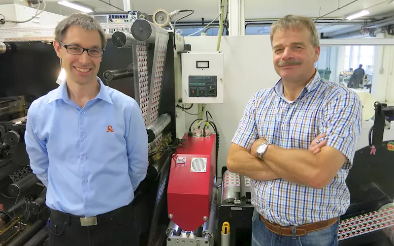 Johan Lievens (left), quality manager at Reynders Etiketten, and Erik Hoving (right), sales manager at EyeC Benelux, in front of the EyeC ProofRunner 450