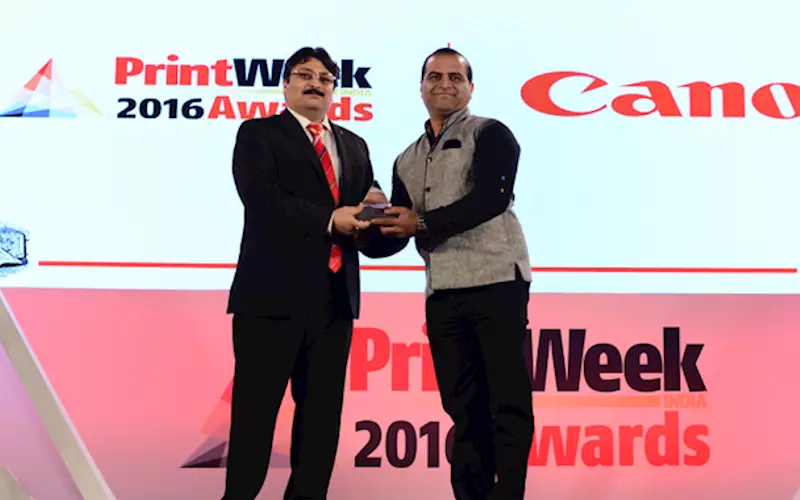 Puneet Dutta presenting Digital Photo Album Award to Klick Digital