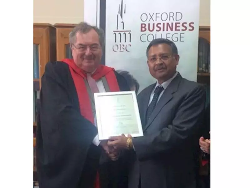 Arun Maheshwari receives award from Oxford Business College
