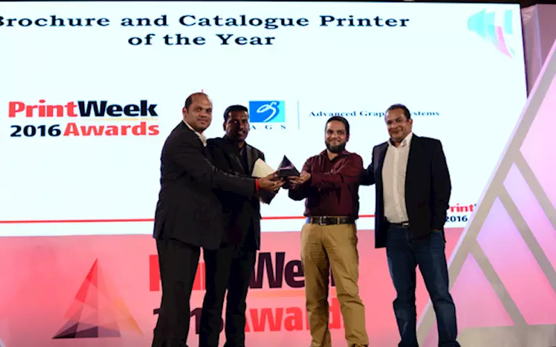 Vishnuu Kamat (l) presenting Brochure & Catalogue Printer of the Year Award 2016