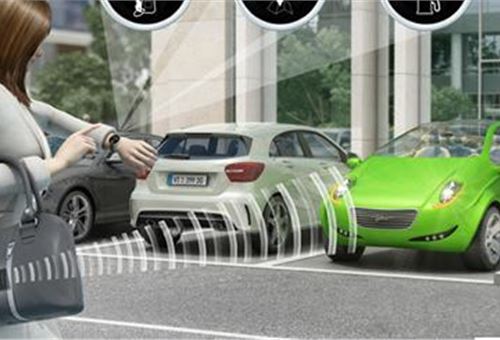 Valeo's InBlue tech puts vehicle info and a virtual key on the driver's wrist