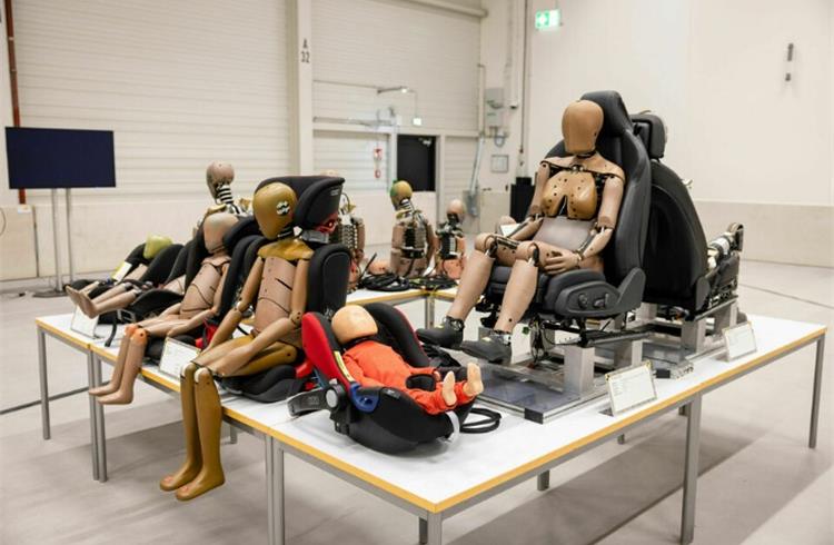 From small to large: the family of crash test dummies in different sizes.